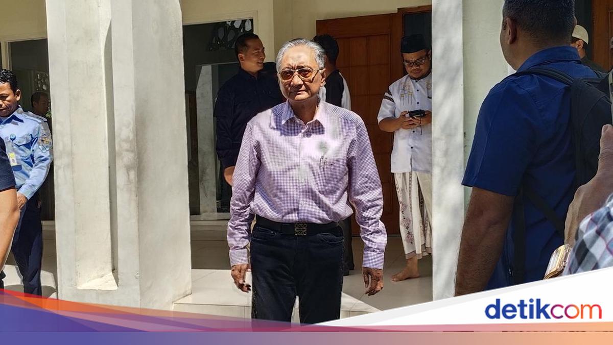 Public Works Minister Wears Flip-Flops During Friday Prayer at Bima Mosque