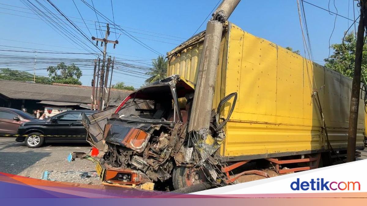  truck veers, collides with power pole and motorcycle, causing severe damage in Bogor 