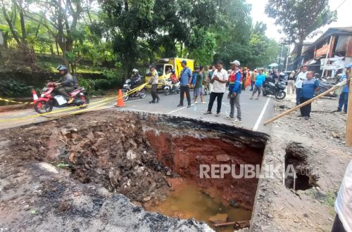 Lenteng Agung road subsidence repairs expected to be completed in three days