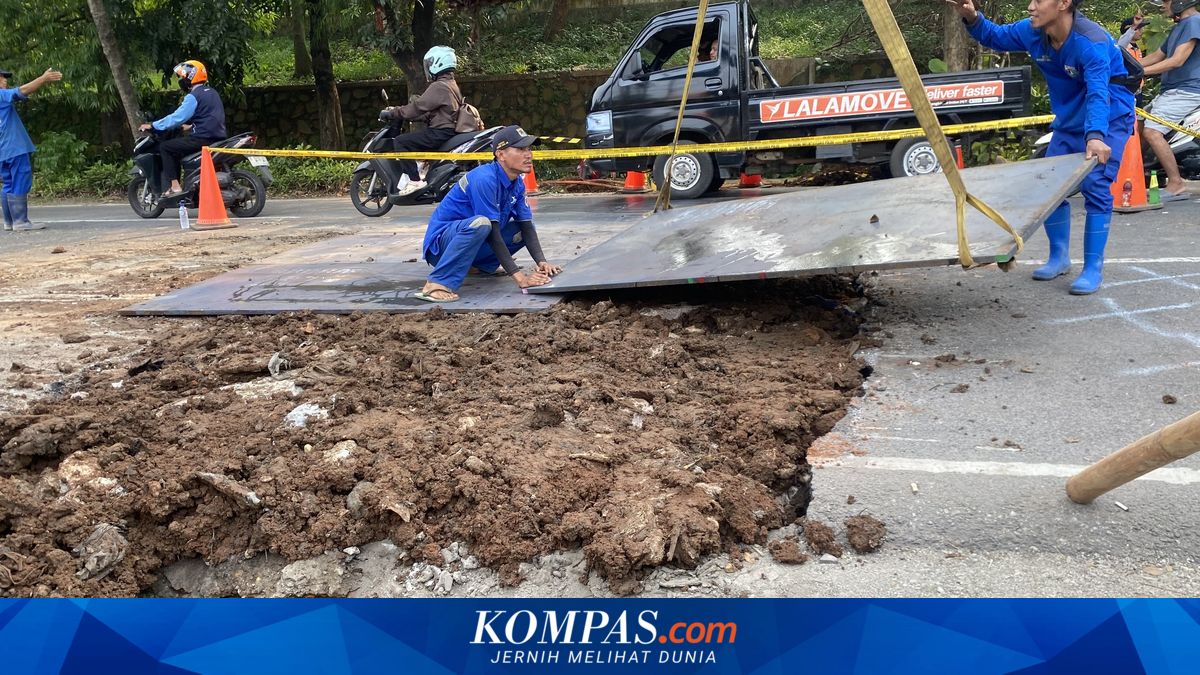 Lenteng Agung road subsidence temporarily covered with steel plates to ease traffic congestion