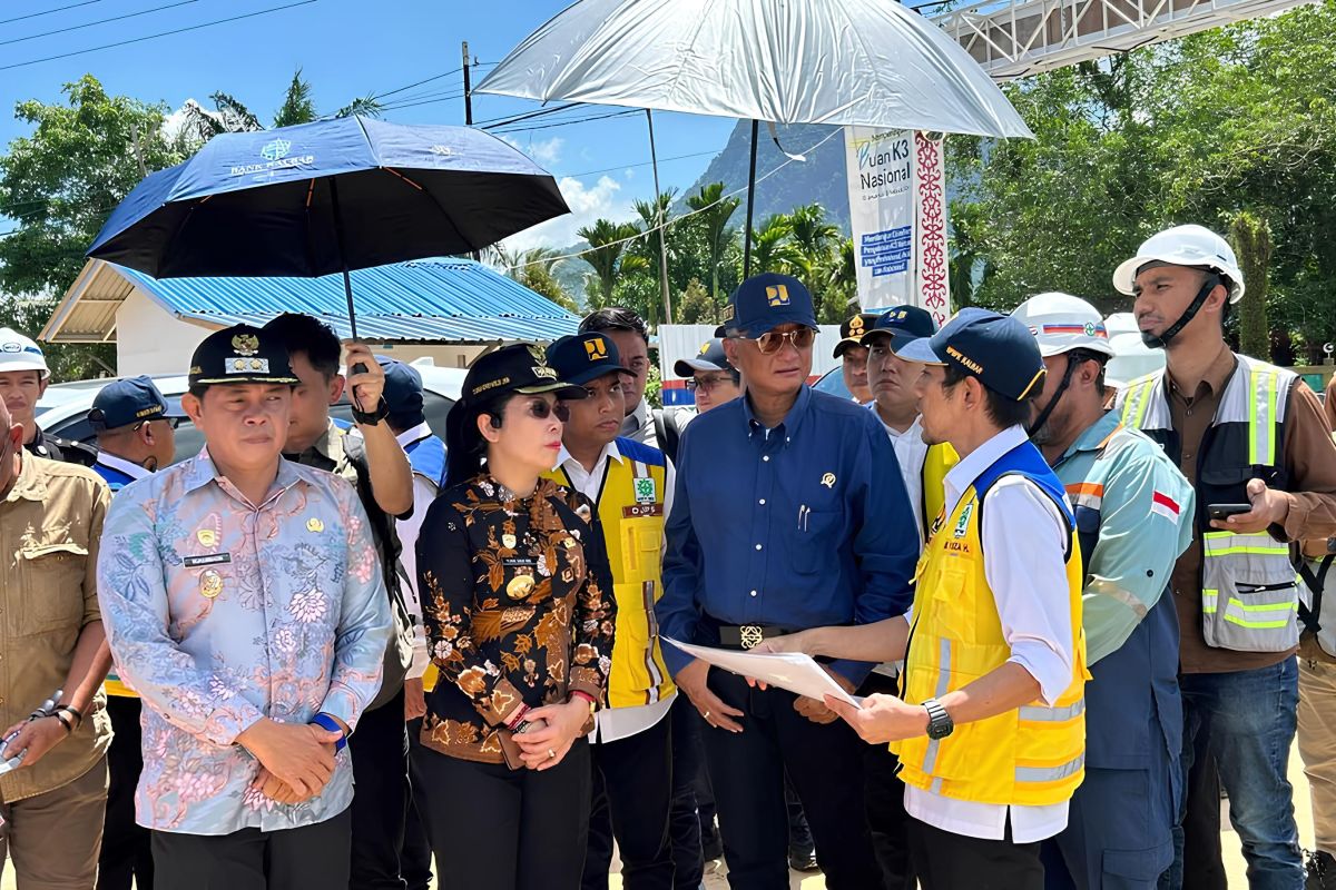 Public Works Minister inspects People's School construction in Singkawang