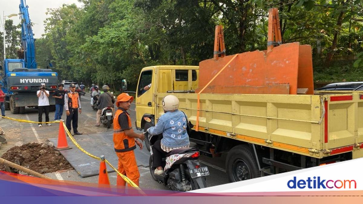 Lenteng Agung Collapsed Road Now Passable After Iron Plate Installation