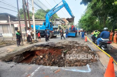 Lenteng Agung road collapse near Margonda goes viral as residents report multiple road users thrown off