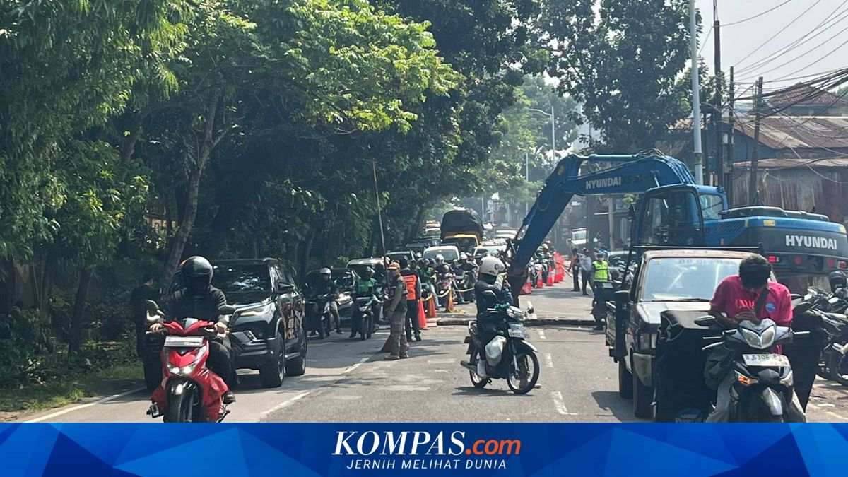 Road subsidence in Lenteng Agung causes traffic jam up to Tapal Kuda Flyover
