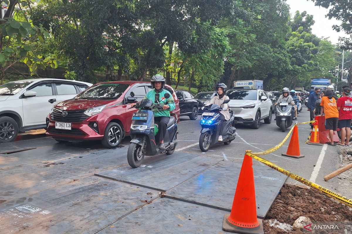 Police temporarily reopen Lenteng Agung Main Road to ease traffic congestion