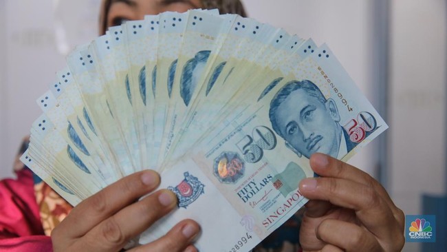 Rupiah Weakens to Record Low Against Singapore Dollar as Money Changers Quote Rp14,000