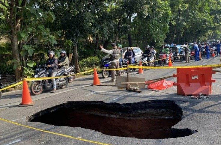 Lenteng Agung Main Road Temporarily Reopened to Ease Traffic Congestion After Collapse