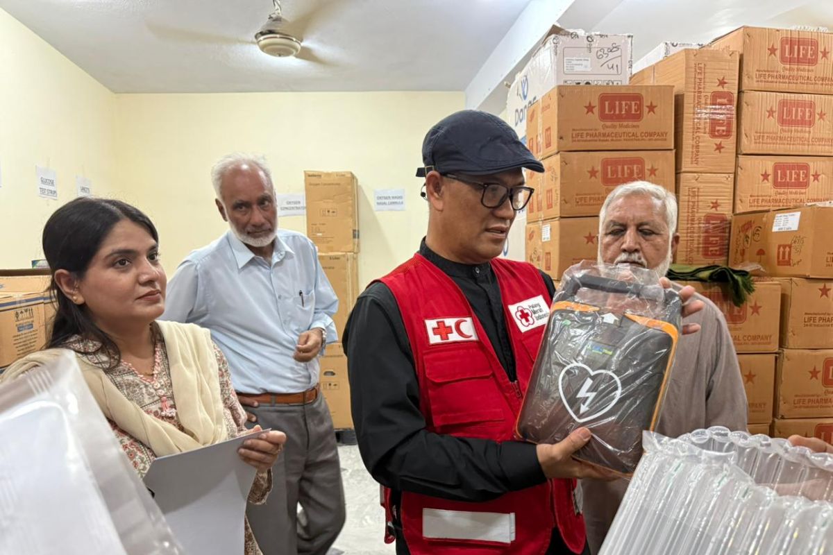 Indonesian Red Cross ships emergency aid to Iran