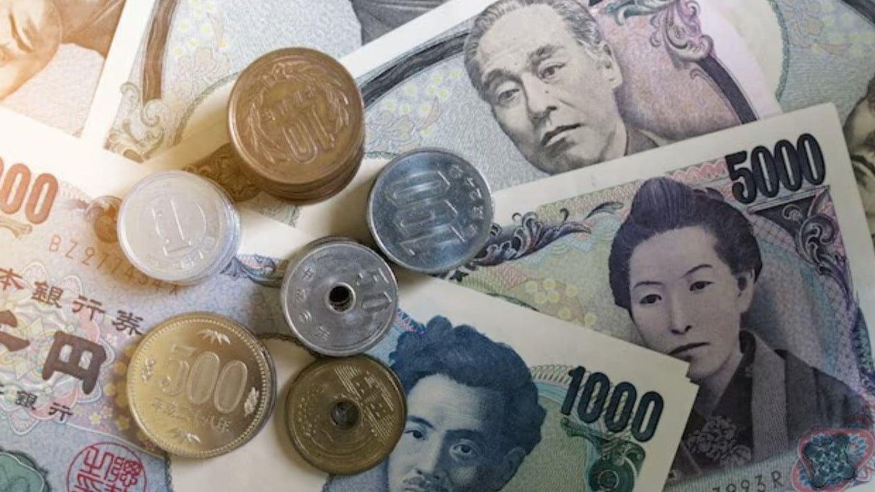 Japanese Yen Slumps Again as Markets Await Central Bank Intervention