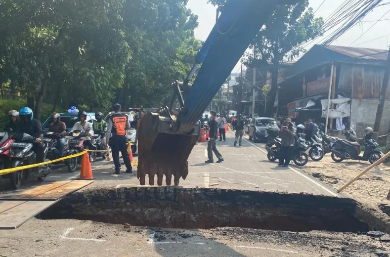 Lenteng Agung Road Collapses Again as SDA Rushes Drainage Repairs in 2-3 Days