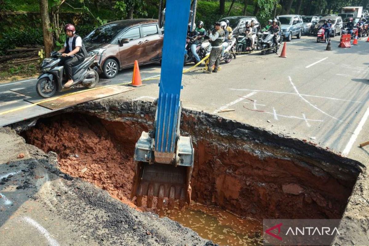 Lenteng Agung road repair conducted without full closure