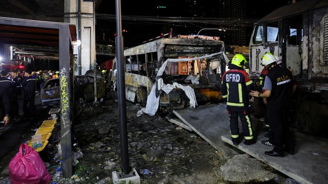 Fatal Toll Road Crash Kills 13 as Minivan Overloaded with 16 Passengers