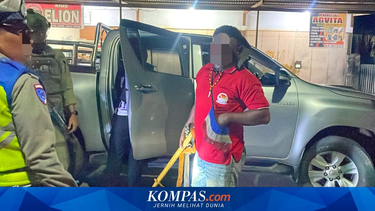 Joint Patrol in Nabire: Damai Cartenz Task Force Seizes Bladed Weapons During Night Raid