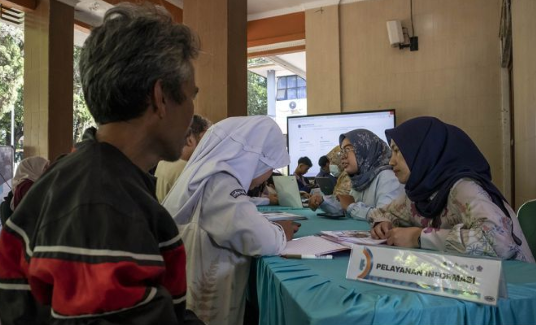 Cimahi's 'Sekolah Maung' Schools Overwhelmed by Applicants as SMKN 1 and SMAN 3 Top Choices