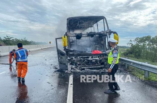 PO Coyo bus suddenly catches fire on Pantura route in Cirebon as flames engulf entire bus