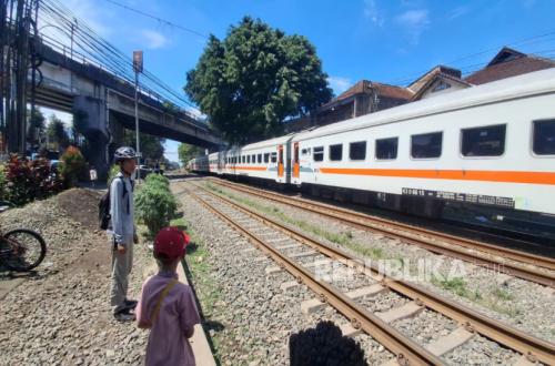 Cirebon woman struck by train in Indramayu