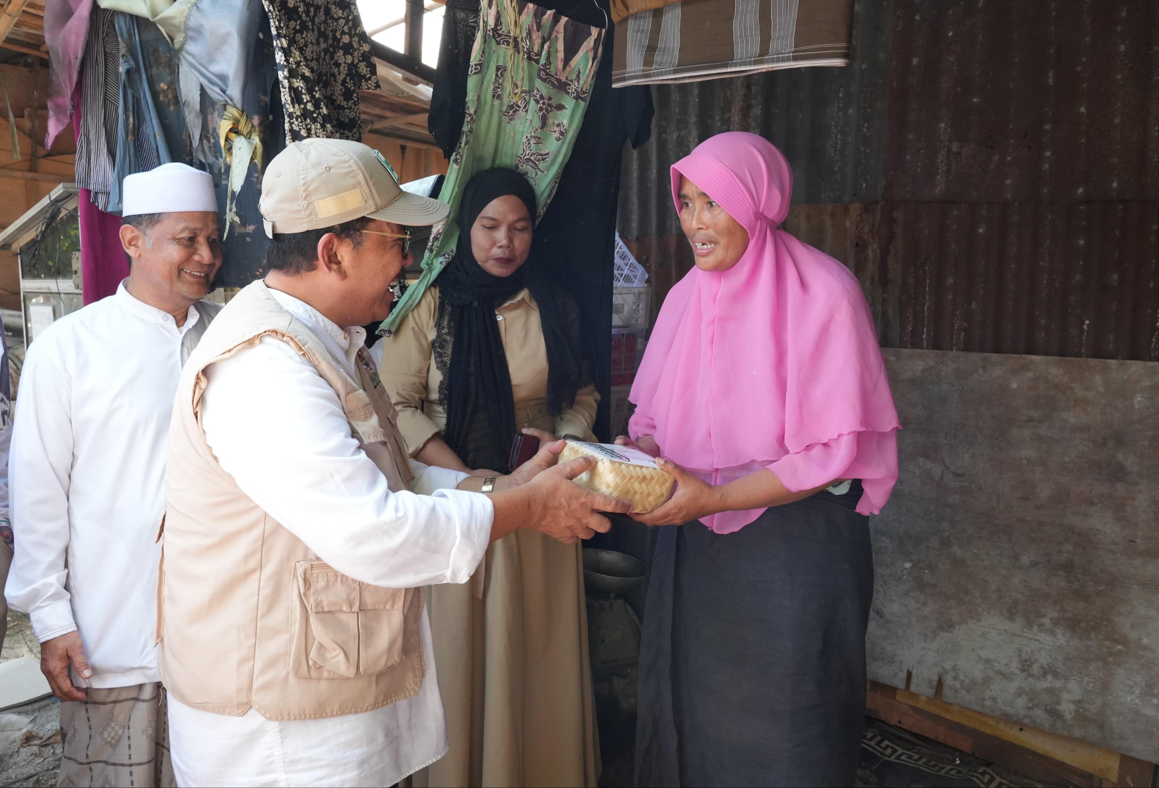 Baznas distributes Eid al-Adha sacrificial meat to underprivileged waste pickers in Jurangmangu