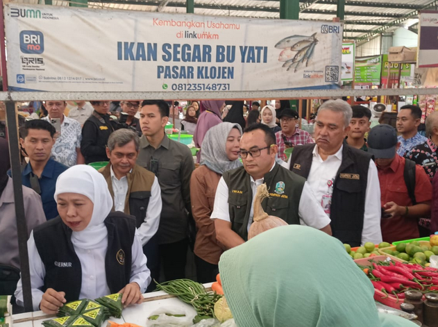Governor Khofifah Instructs East Java Regents and Mayors to Monitor Essential Goods Prices
