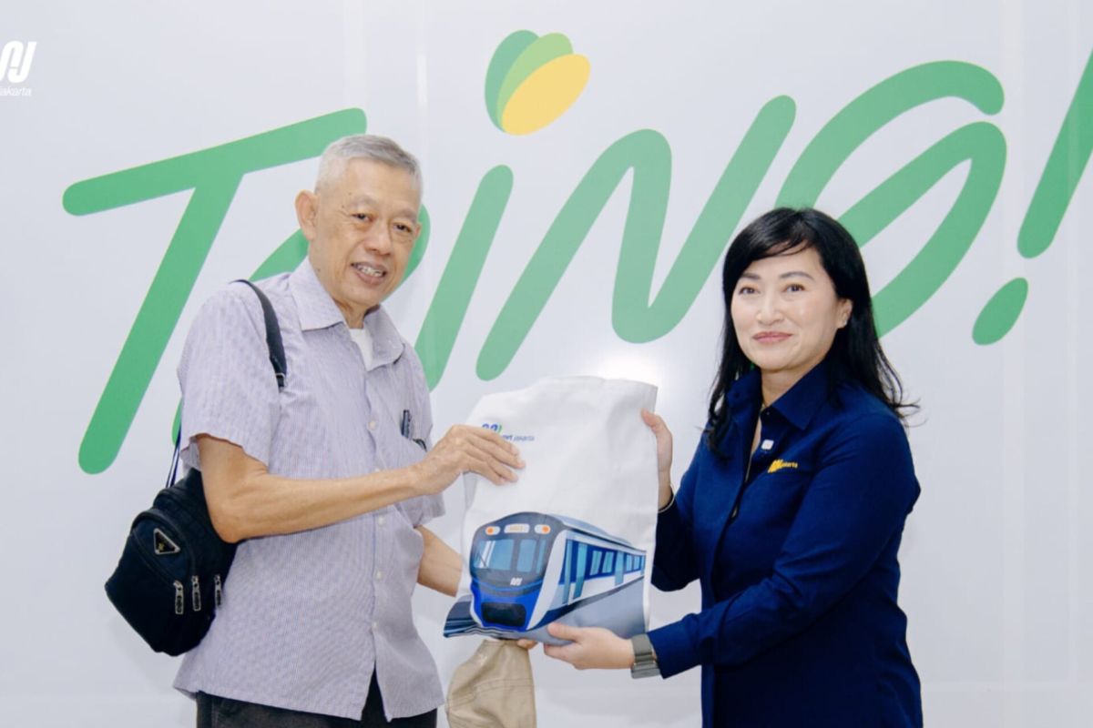 MRT Jakarta Enlists Elderly Volunteers as Station Staff for National Elderly Day