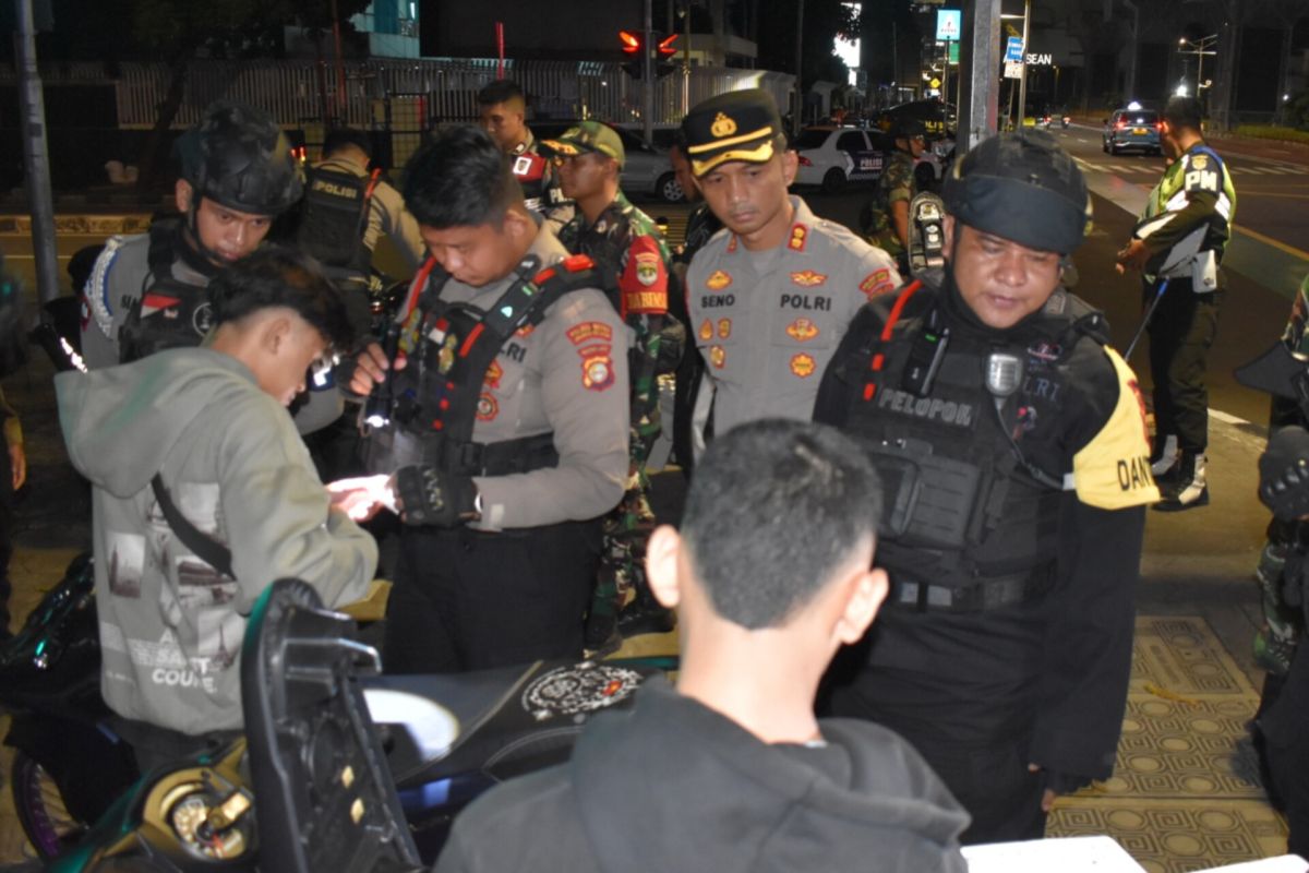 Police seize weapons and narcotics in South Jakarta operation