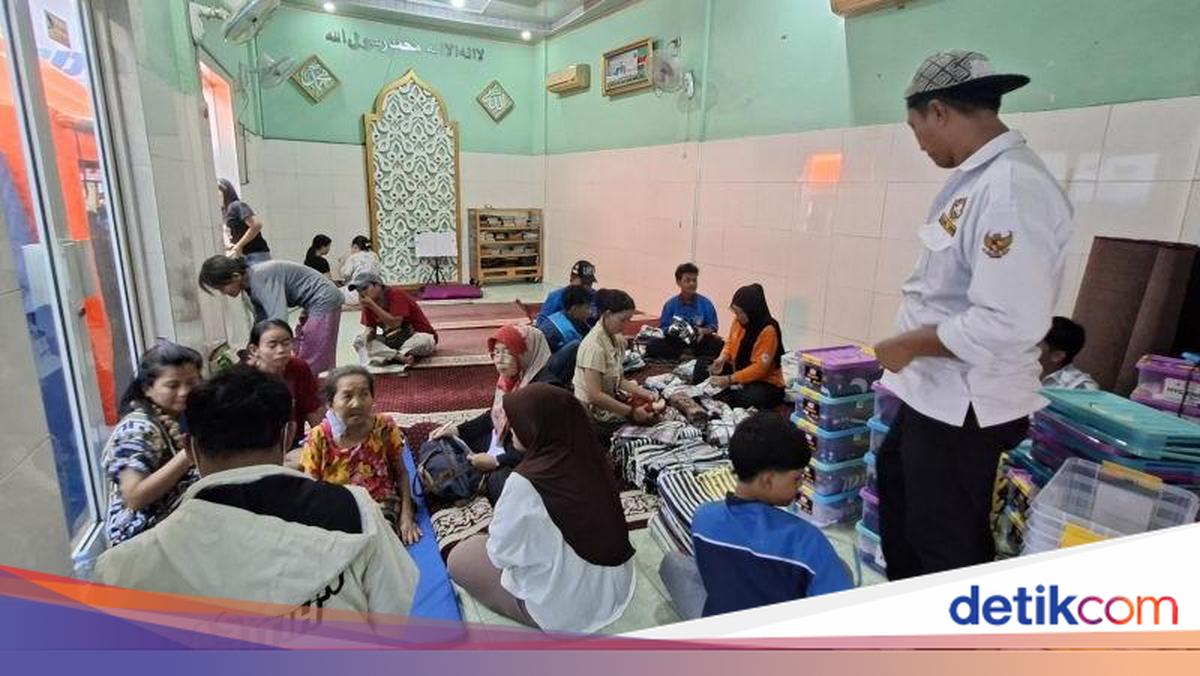 Elderly woman in Tambora forced to continue dialysis after home destroyed in fire