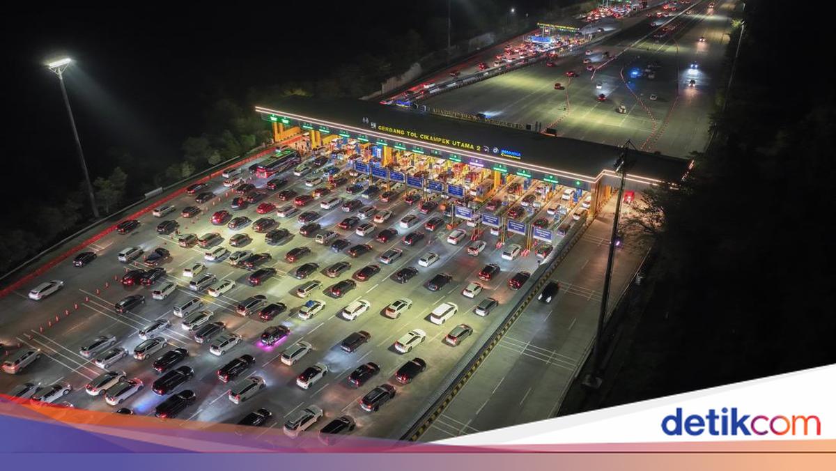 112,000 Vehicles Exit Jakarta via Cikampek Utama Toll Gate During Eid al-Adha Holiday