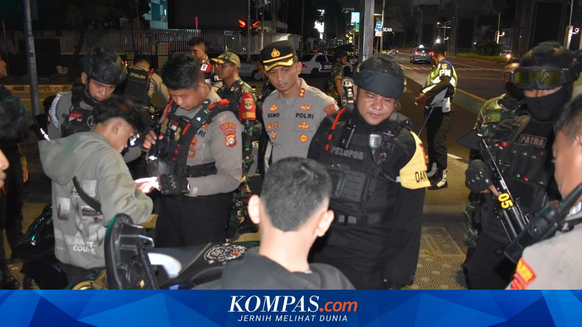 Four arrested in South Jakarta joint patrol for weapons and illegal drugs
