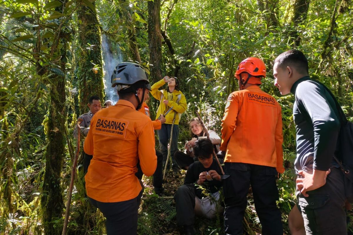 Joint SAR team rescues lost foreign and Indonesian hikers on Mount Batukaru
