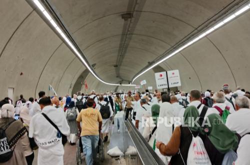 Stoning of the Jamarat Continues as Communication Among Pilgrims Critical for Smooth Proceedings