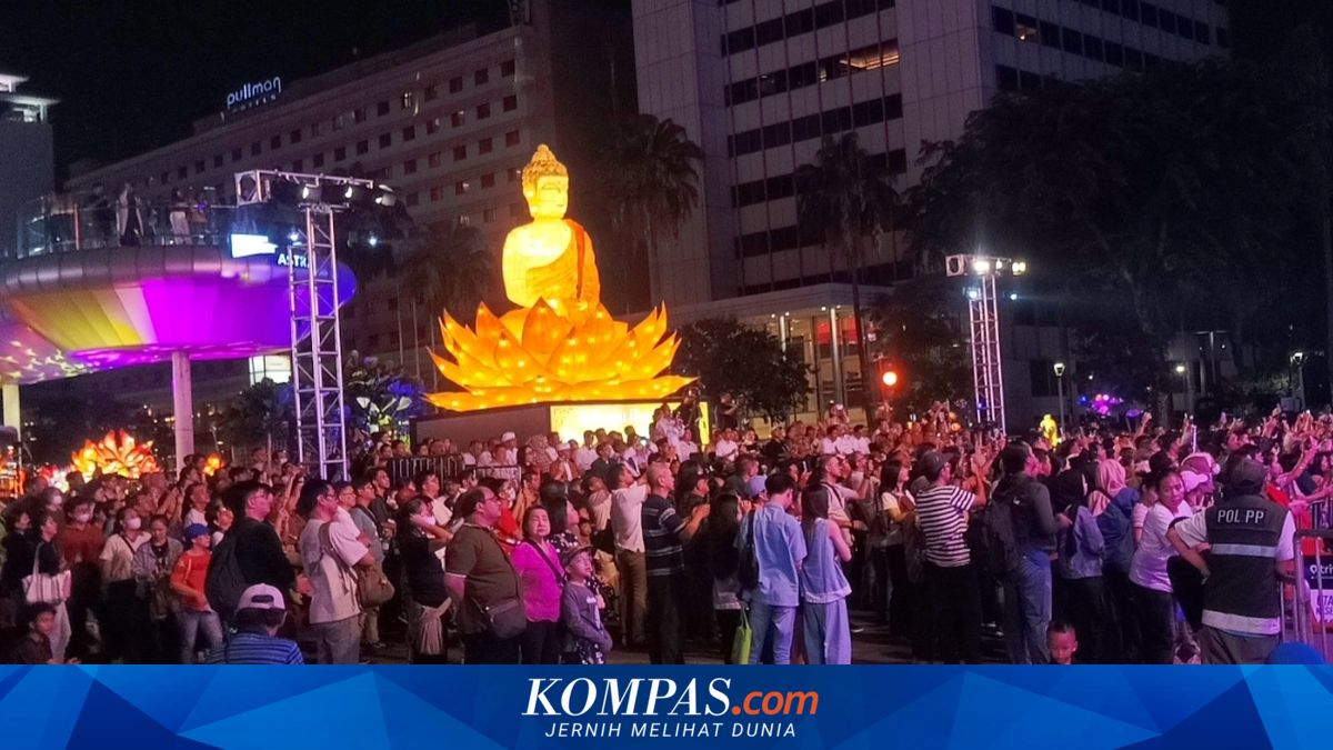 Meditating Buddha Statue Adorns Bundaran HI for Waisak 2026 Celebrations