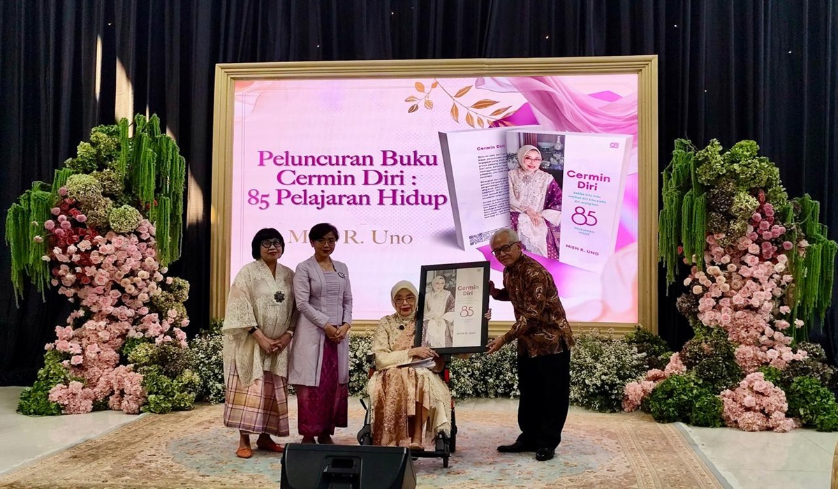 Mien R Uno Launches 'Self-Reflection' Book at 85
