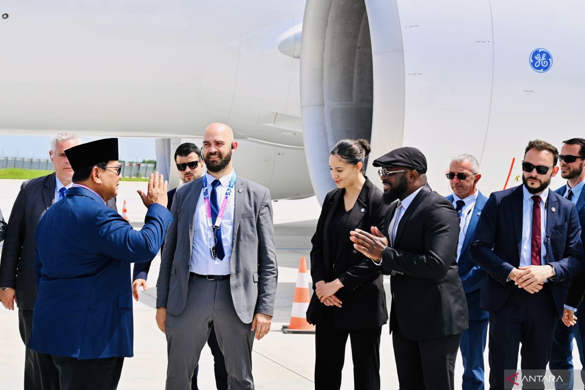 President Prabowo poses with French security personnel at Orly Airport