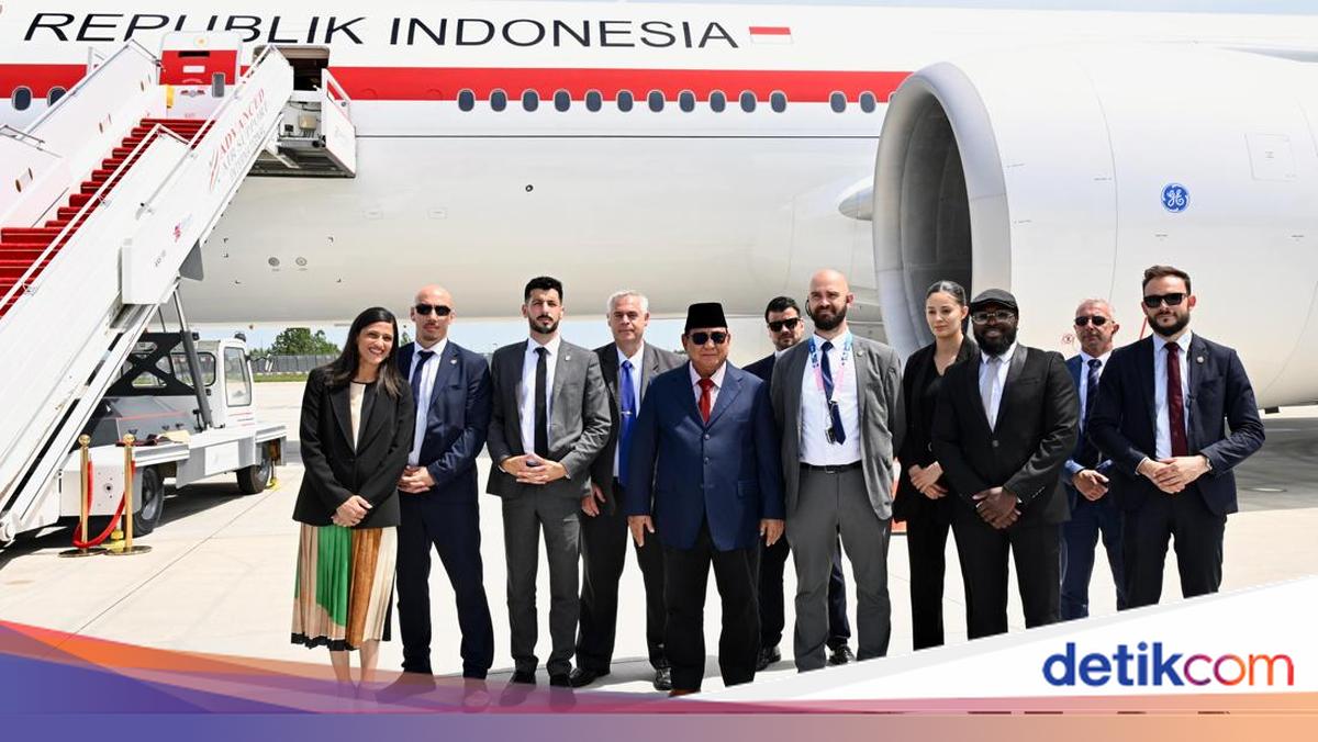 Prabowo Poses with French Security Detail Before Departing Paris