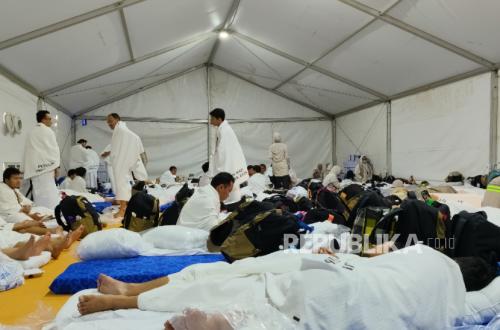 Indonesian Hajj Pilgrims Opt to Sleep Outside Mina Tents, Here's Why