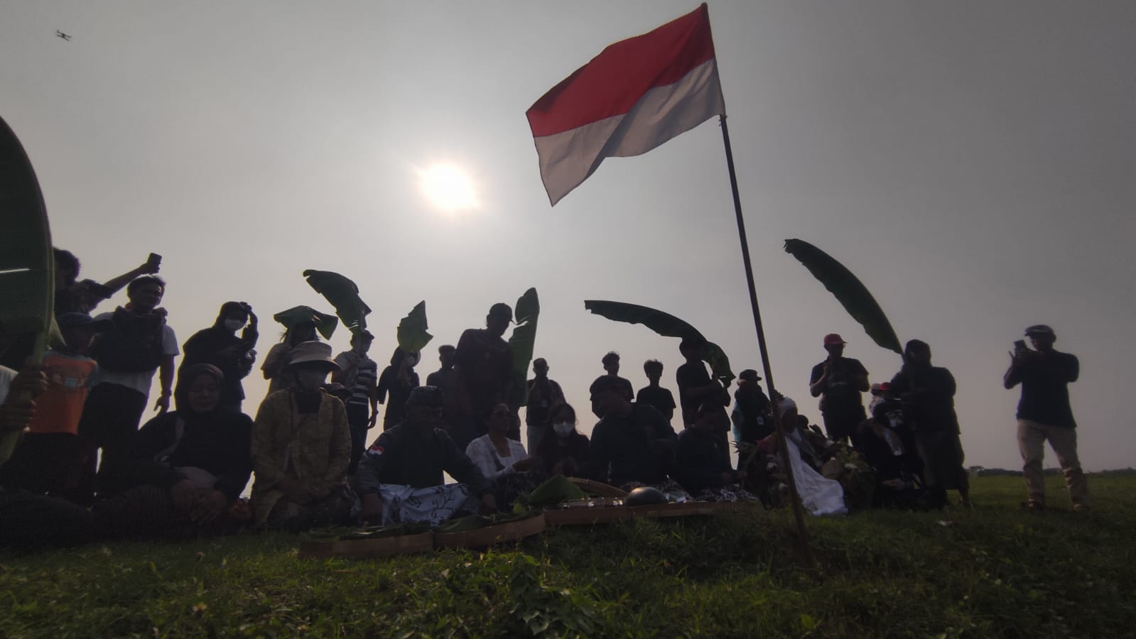 Commemorating 20 Years of the Lapindo Mudflow, Victims Hold 'Sambang Buyut' Ritual on Levee