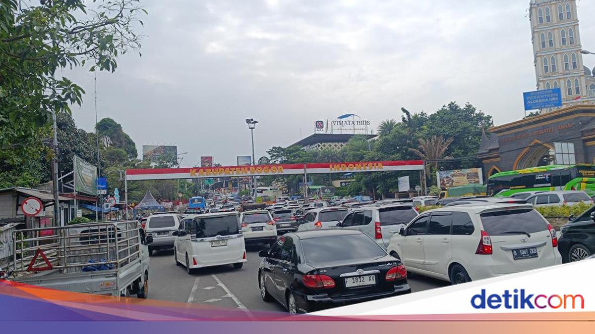 Heavy Traffic Leads to One-Way System on Bogor Puncak Road This Morning