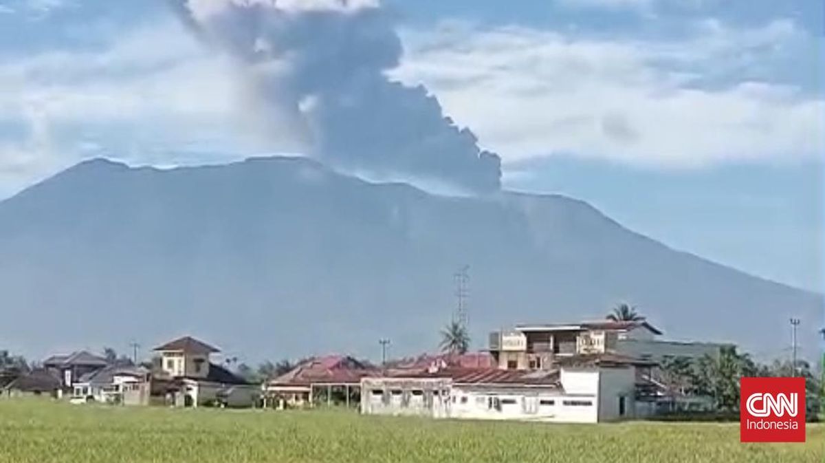 Mount Marapi Erupts Saturday Morning, Ash Plume Rises 2,000 Metres