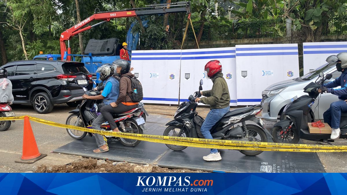 South Jakarta's Lenteng Agung Road Remains Severely Congested a Day After Collapse