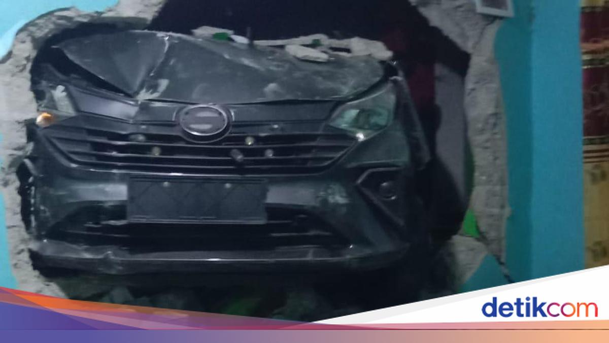 Minibus crashes into resident's home, four injured
