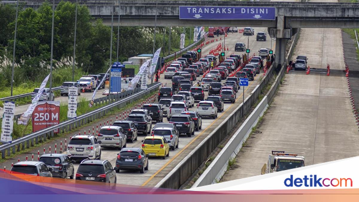 Contraflow implemented on Jakarta-Cikampek toll road's Km 55-65 section as vehicle volumes rise during Eid al-Adha holidays
