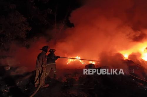 Bandung Scrap Warehouse Completely Destroyed in Fire, Owner Suffers Tens of Millions in Losses