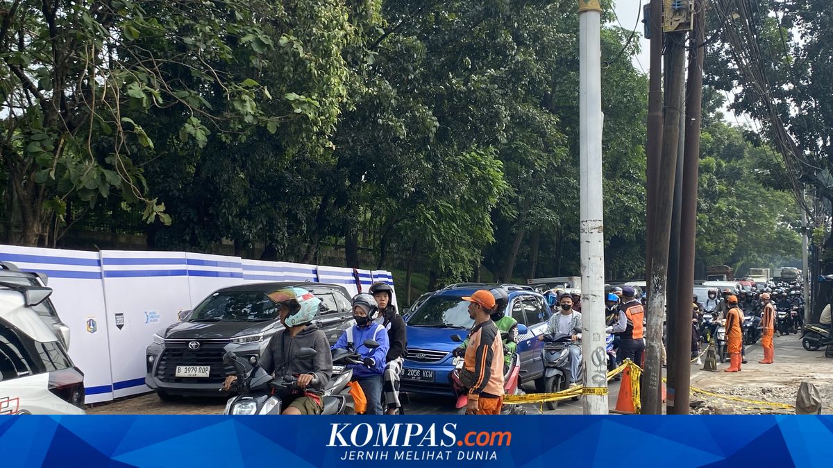 Steel plates added to prevent vehicles from falling into sinkhole at Lenteng Agung road in South Jakarta