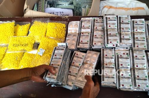Police raid drug dealer's home in Astanajapura, Cirebon, seize hundreds of tramadol tablets