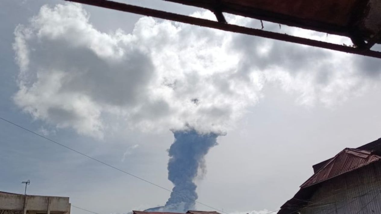 Mount Marapi Erupts Suddenly, Ash Column Rises 2,000 Metres from Summit