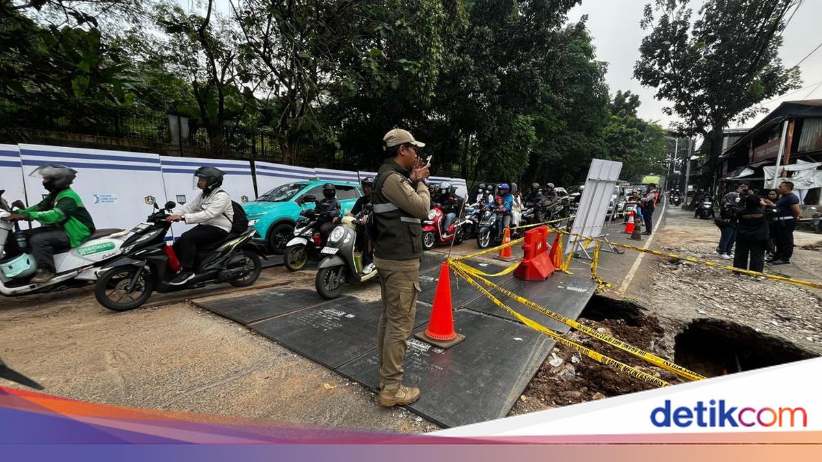 Strong Water Flow Beneath Collapsed Road in Lenteng Agung Forces Lane Narrowing