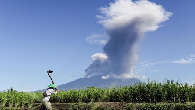 Mount Marapi Erupts, Ash Plume Rises 2,000 Metres