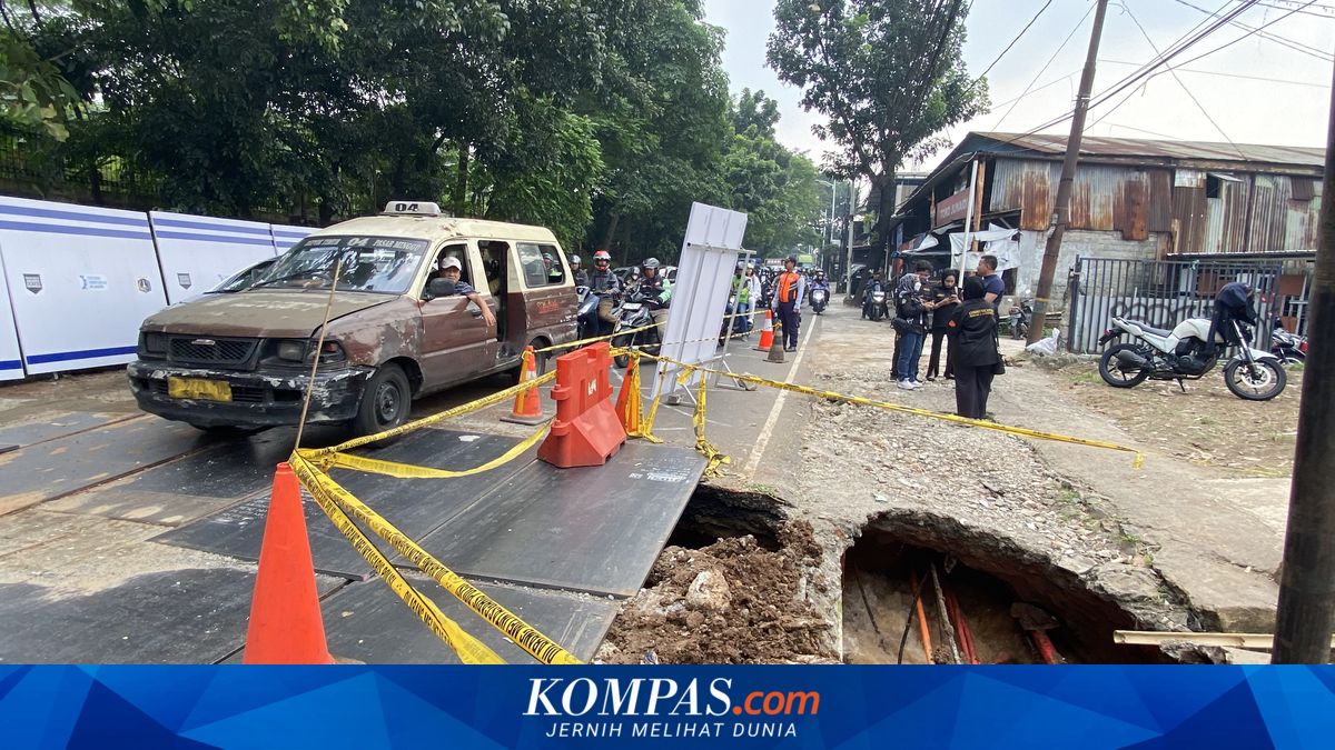 Lenteng Agung road subsidence expands as two lanes closed following soil and rock fall