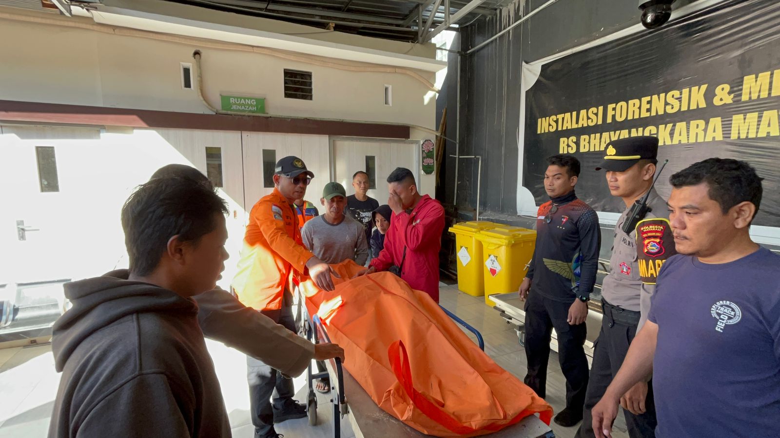 One of Two Children Swept Away by Waves at Ampenan Beach Found Dead