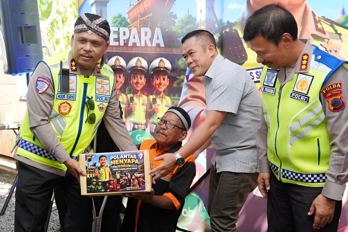 Indonesian National Police Traffic Corps Chief meets ride-hailing drivers and disabled community, stresses police's closeness to public