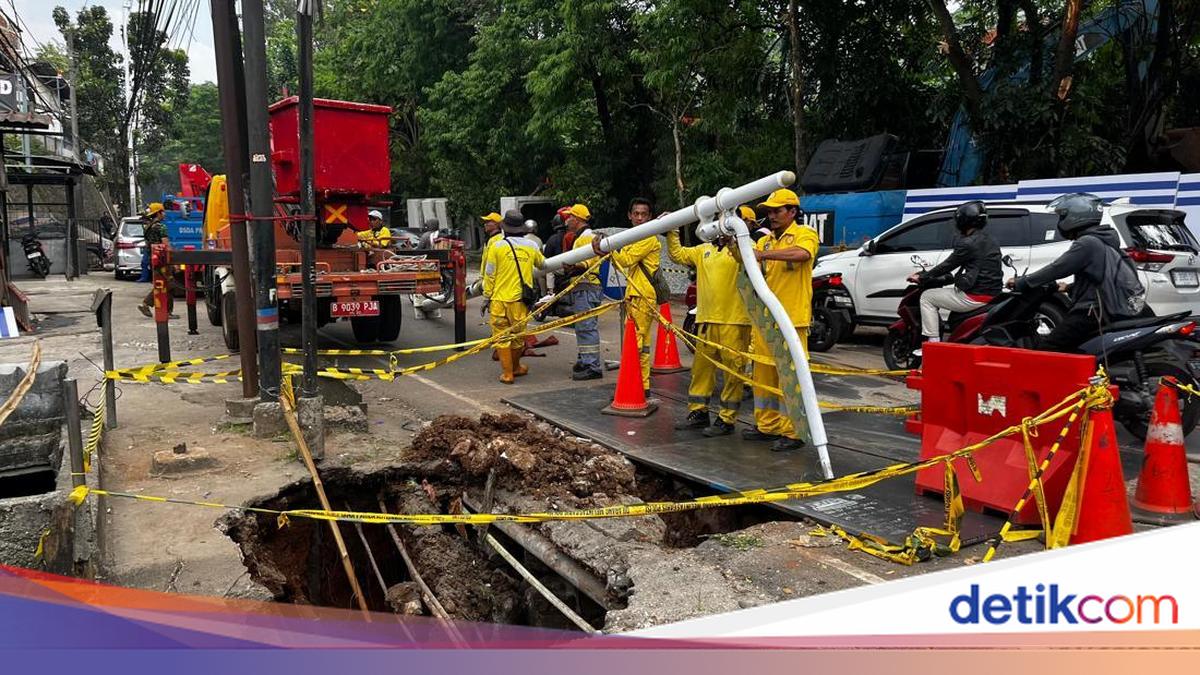 Street Light Poles Removed from Lenteng Agung Road Sinkhole Area